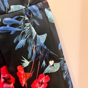 High waisted floral skirt. LYNNE EUROPEAN SIZE 42.